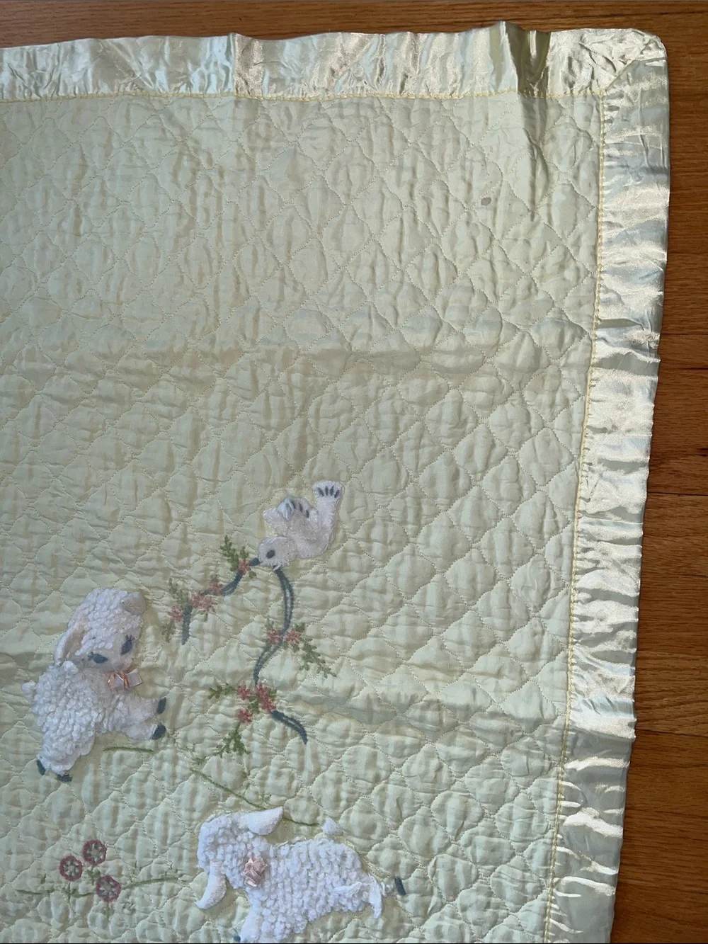Vtg Satin Edge Pale Yellow Baby Crib Blanket Sheep Nursery 39” X 26.5” **READ**